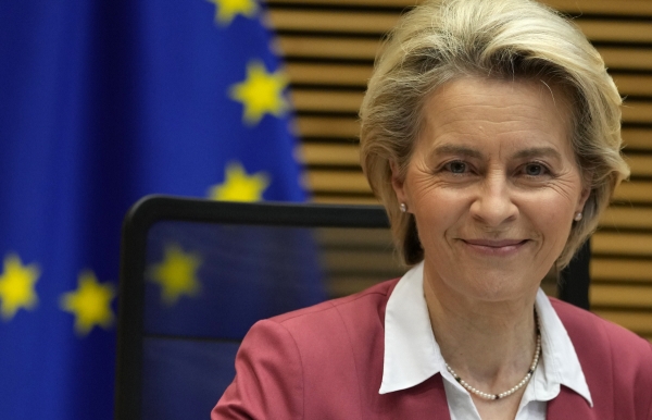 ▲우르줄라 폰데어라이엔 유럽연합(EU) 집행위원장이 8일(현지시간) EU 반도체법 발표를 준비하고 있다. 브뤼셀/AP뉴시스
