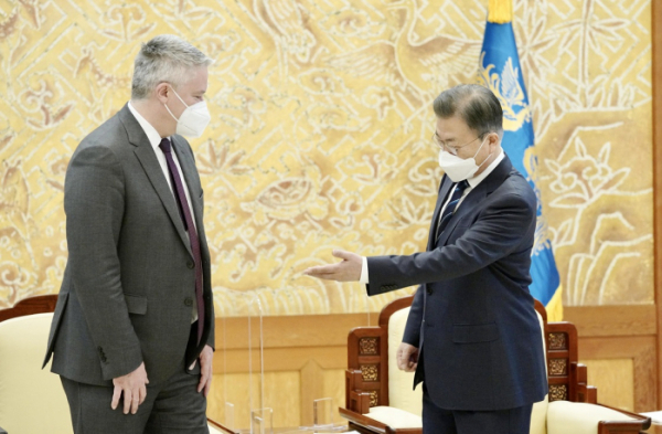 ▲<YONHAP PHOTO-4348> 문대통령,마티아스 코먼 OECD 사무총장 접견    (서울=연합뉴스) 안정원 기자 = 문재인 대통령이 9일 청와대에서 마티아스 코먼 경제협력개발기구(OECD) 사무총장을 접견,  자리를 권하고 있다.     마티아스 코먼 사무총장은 경제협력개발기구 동남아프로그램(SEARP) 각료회의 참석차 방한했다. 2022.2.9    jeong@yna.co.kr/2022-02-09 11:40:01/<저작권자 ⓒ 1980-2022 ㈜연합뉴스. 무단 전재 재배포 금지.>