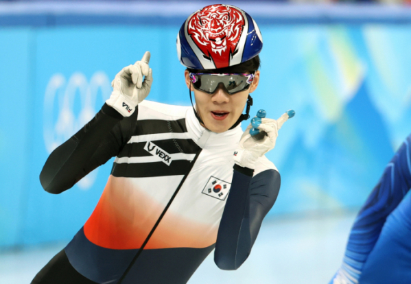 ▲9일 오후 열린 2022 베이징동계올림픽 쇼트트랙 남자 1500m 준결승 경기에서 1위로 결승선을 통과한 이준서. (뉴시스)