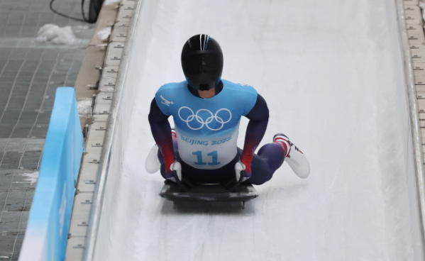 ▲윤성빈이 10일 중국 베이징 옌칭의 국립 슬라이딩 센터에서 열린 2022 베이징동계올림픽 남자 스켈레톤 1차 시기에서 결승선을 통과하고 있다.  (연합뉴스)