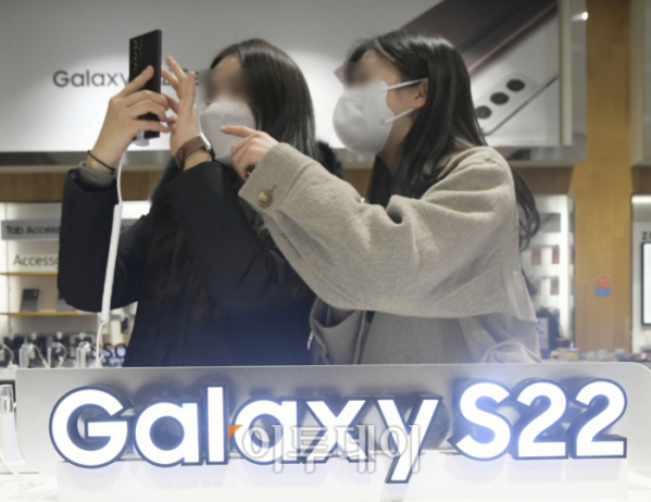 ▲소비자들이 갤럭시 S22 시리즈 제품을 체험해보고 있다.  (조현호 기자 hyunho@)