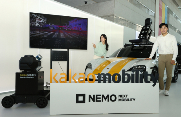 ▲10일 서울 강남구 코엑스에서 열린 테크 콘퍼런스 '넥스트 모빌리티 : 네모 2022'(NEXT MOBILITY : NEMO 2022) 에서 모델들이 모바일 맵핑 시스템이 장착된 포르쉐 타이칸을 소개하고 있다.  (연합뉴스)