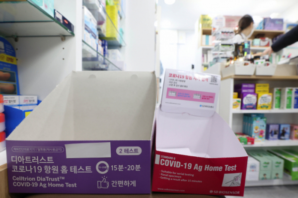 ▲오미크론 변이 바이러스가 확산하고 있는 9일 오후 서울의 한 약국에 코로나19 자가검사키트가 품절 상태다. (연합뉴스)