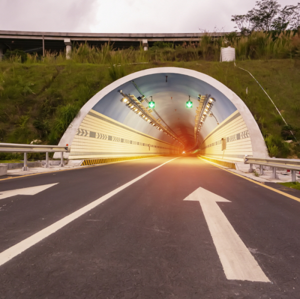▲사실상 직선에 가까운 도로를 건설해야한다. 전체 구간에서 터널과 교각이 차지하는 비중은 높아지고 자연스레 공사비와 공사기간이 늘어나게 된다. 결국 '속도 무제한' 대신, 제한속도를 상향 재조정한 고속도로가 현실적인 대안으로 떠오른다.  (출처=게티이미지뱅크)