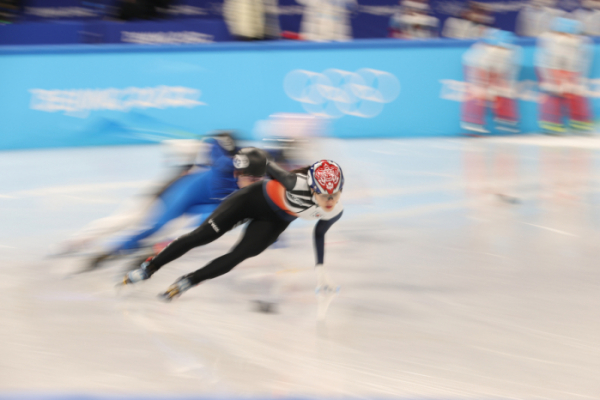▲11일 오후 열린 2022 베이징동계올림픽 쇼트트랙 여자 1000m 예선에서 한국 이유빈이 1위로 역주하고있다.  (뉴시스)