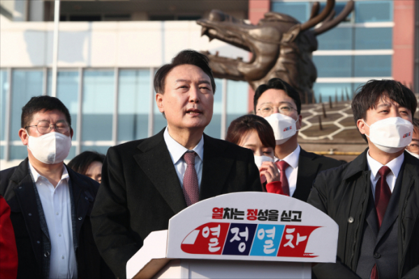 ▲윤석열 국민의힘 대선 후보가 12일 오후 전남 여수엑스포역 앞에서 연설하고 있다. (연합뉴스)
