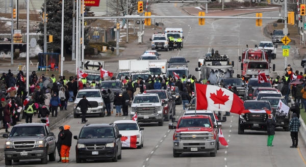 ▲캐나다 윈저의 앰버서더 브리지 위에 12일 트럭 시위대가 다리를 막고 있다. 윈저/로이터연합뉴스
