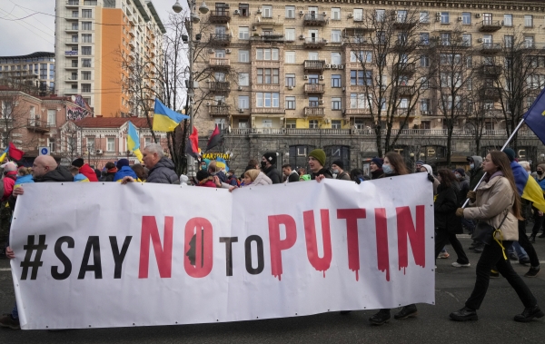 ▲우크라이나 키예프에서 12일(현지시간) 러시아 침공에 반대하는 시민들이 거리에서 시위하고 있다. 키예프/AP뉴시스
