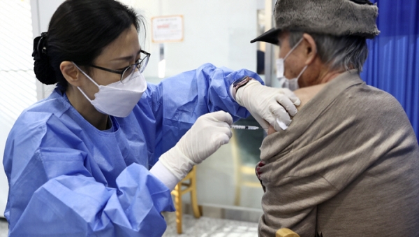 ▲한 시민이 코로나19 백신을 접종 받고 있다. (연합뉴스)