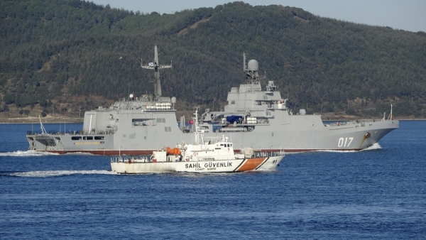 ▲러시아 군함이 9일 터키 보스포러스 해협을 통과하고 있다. 보스포러스/AP뉴시스
