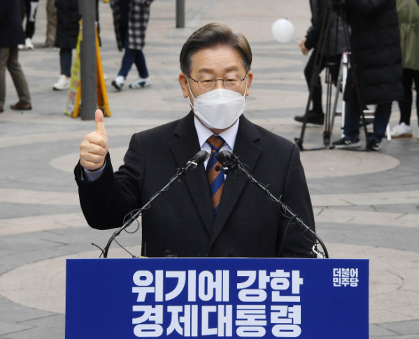 ▲더불어민주당 이재명 대선후보가 14일 오전 서울 중구 명동예술극장 사거리에서 위기극복·국민통합 선언 기자회견을 하고 있다. 