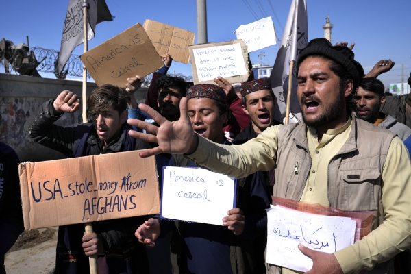 ▲아프가니스탄 카불에서 12일 시위대가 미국 정부에 동결 자금 반환을 요구하고 있다. 카불/AP연합뉴스
