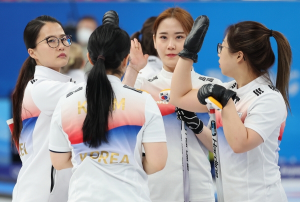 ▲(연합뉴스) 14일 중국 베이징 국립 아쿠아틱 센터에서 열린 2022 베이징 동계 올림픽 컬링 여자 단체전 한국과 미국의 경기에서 팀킴이 서로 격려하고 있다.
