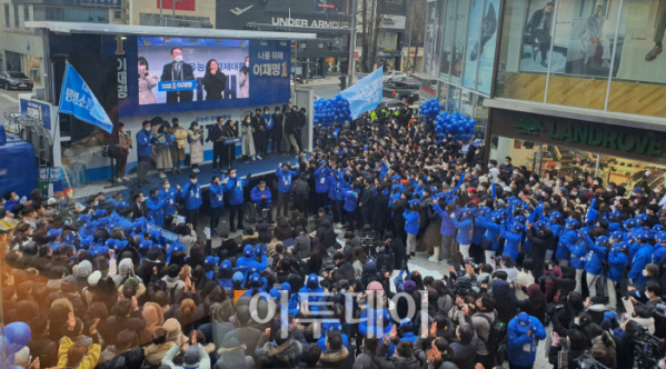 ▲이재명 더불어민주당 대선후보가 15일 오후3시께 대전 으능정이 거리를 찾아 지지들과 만나고 있다.  (대전=유혜림 기자 wiseforest@)