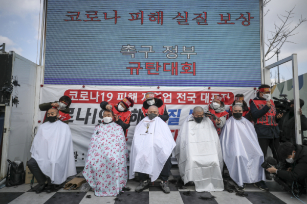 ▲코로나피해자영업총연합 회원들이 지난 15일 서울 종로구 광화문시민열린마당에서 코로나 피해 실질보상 촉구 정부 규탄대회을 열고 삭발식을 진행했다.  (뉴시스)