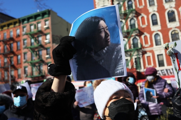 ▲미국 뉴욕시 맨해튼 차이나타운에서 14일(현지시간) 한인 여성 피살 관련 집회가 열린 가운데 한 시위 참가 시민이 피해자 크리스티나 유나 리 의 사진을 들고 있다. 뉴욕/AFP연합뉴스
