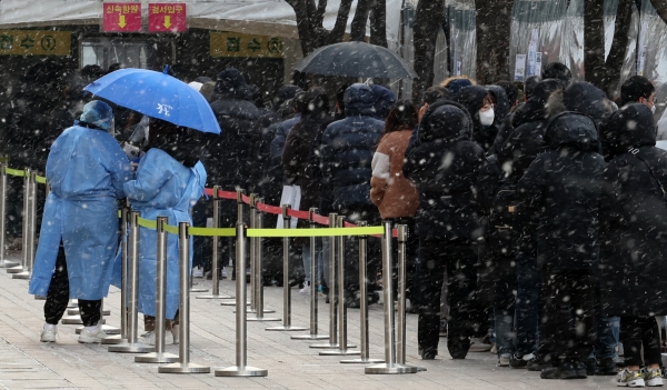 ▲(연합뉴스) 15일 서울광장 선별진료소에서 시민들이 검사를 기다리고 있다. 이날 0시 기준 신규 확진자는 5만7천177명이다.

