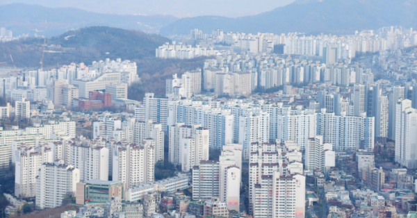 ▲주택담보대출 금리 상승과 공시가격 인상에 따른 세금 부담으로 서울 아파트 값이 하락하고 있다. 21일 국토부 부동산 실거래정보에 따르면 3월(1~17일 기준) 가격 하락 거래 건수가 38.8%(281건 중 109건)으로 2월 24.9%(169건 중 415건)보다 증가했다. 이날 63빌딩에서 바라본 서울 아파트 모습 고이란 기자 photoeran@ (이투데이DB)