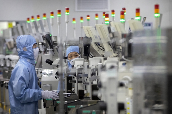 ▲중국 베이징 르네사스 반도체 공장에서 2020년 5월 14일 연구진들이 장비를 살피고 있다. 베이징/AP연합뉴스
