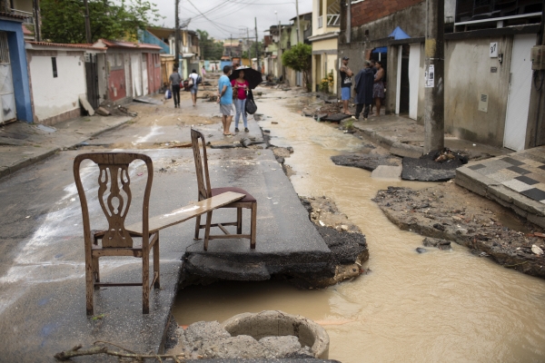 ▲브라질 리우데자네이루 지역에 2020년 3월 2일 홍수가 발생해 도로가 물에 잠겨 있다. 리우데자네이루/AP뉴시스
