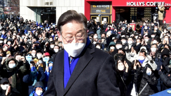 ▲이재명 더불어민주당 대선 후보가 16일 서울 강남역에서 유세를 펼치며 지지를 호소하고 있다. 국회사진취재단  (이투데이DB)
