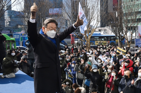 ▲이재명 더불어민주당 대선 후보가 16일 서울 강남역에서 유세를 펼치며 지지를 호소하고 있다. 국회사진취재단  (이투데이DB)