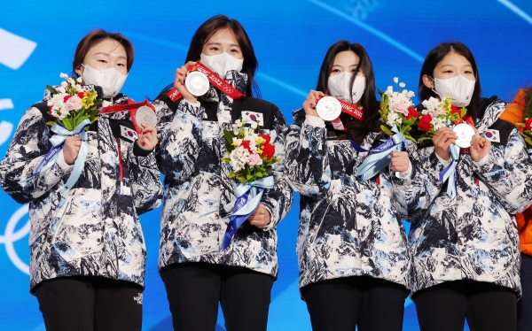 ▲(연합뉴스) 2022 베이징 동계올림픽 쇼트트랙 계주 3000m에서 은메달을 차지한 한국의 최민정(왼쪽부터), 김아랑, 이유빈, 서휘민
