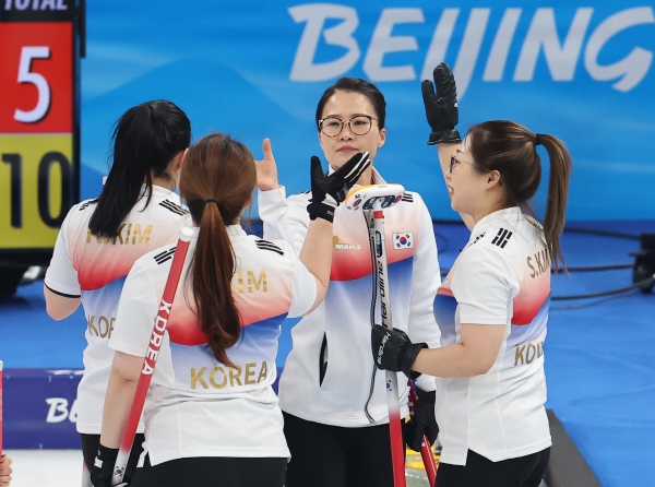 ▲(연합뉴스) 14일 오후 중국 베이징 국립 아쿠아틱 센터에서 열린 2022 베이징 동계올림픽 여자 컬링 예선 리그 6차전 한국과 일본의 경기에서 10-5 승리를 거둔 팀 킴이 기쁨을 나누고 있다.
