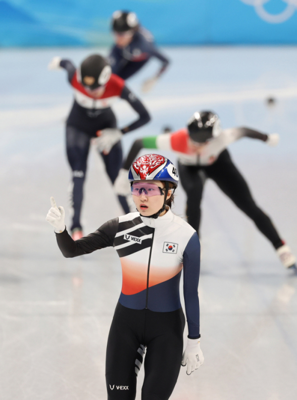 ▲16일 2022 베이징동계올림픽 쇼트트랙 여자 1500m 준준결승에서 조 1위로 결승선을 통과한 최민정. (뉴시스)