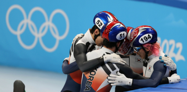 ▲11일 2022 베이징동계올림픽 쇼트트랙 남자 5000m 계주 준결승, 1위로 피니쉬라인을 통과한 한국 대표팀 선수들이 기뻐하고 있다. (뉴시스)