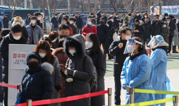 ▲17일 오후 서울 중구 서울광장 임시선별검사소에서 시민들이 검사를 받기위해 줄 서 있다.  (뉴시스)