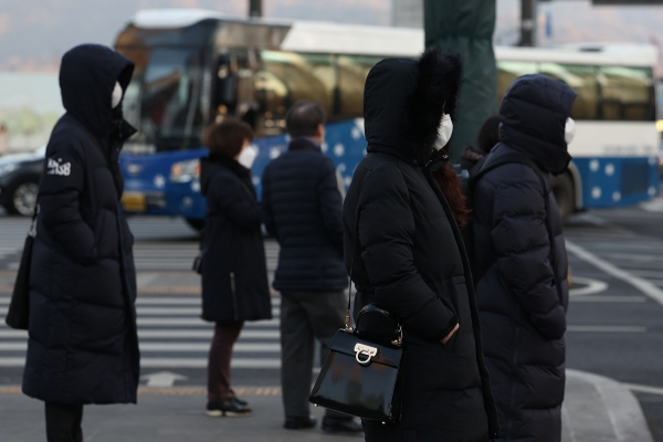 ▲(연합뉴스) 16일 오전 광화문사거리에서 두꺼운 외투를 입은 시민들이 횡단보도를 건너기 위해 기다리고 있다.
