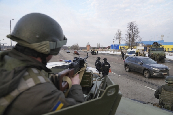 ▲우크라이나 하르키우에서 17일(현지시간) 정부군 병력이 경계 근무를 서고 있다. 하르키우/AP뉴시스
