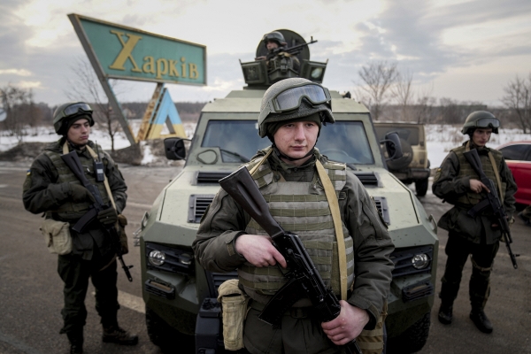 ▲우크라이나 하르키우에서 17일(현지시간) 우크라이나 정부군이 경계 근무를 서고 있다. 하르키우/AP연합뉴스
