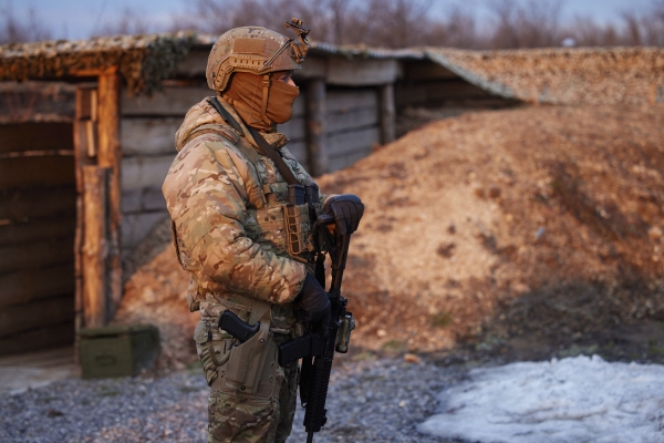 ▲우크라이나 도네츠크에서 17일(현지시간) 우크라이나 정부군이 경계근무를 서고 있다. 도네츠크/AP뉴시스
