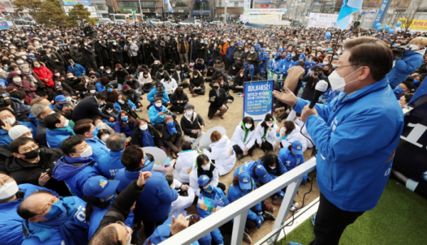 ▲이재명 더불어민주당 대선 후보가 19일 전북 익산역 앞에서 유세를 열고 지지를 호소하고 있다. (뉴시스)