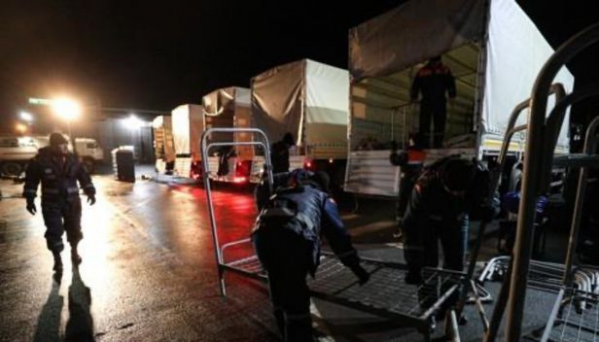 ▲러시아 비상사태부 직원들이 19일 러시아 로스토프 지역에서 우크라이나 도네츠크 지역에서 대피해온 피난민들을 위한 텐트촌을 세우고 있다. (타스=연합뉴스)