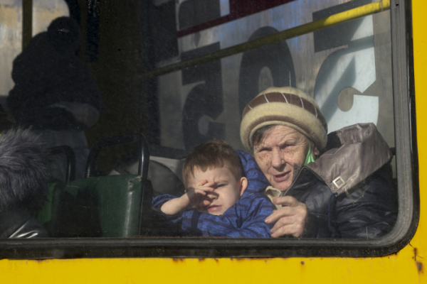 ▲19일(현지시간) 우크라이나 도네츠크의 한 여성과 아이가 러시아로 피난가는 버스에서 창문 너머를 바라보고 있다. 도네츠크/AP뉴시스