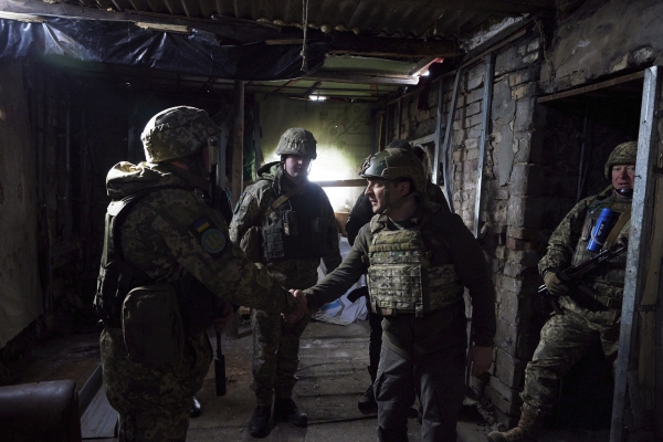 ▲볼로디미르 젤렌스키(가운데) 우크라이나 대통령이 17일(현지시간) 우크라이나 동부 도네츠크 지역의 최전선을 방문해 군인들과 악수를 하고 있다. 도네츠크/AP뉴시스
