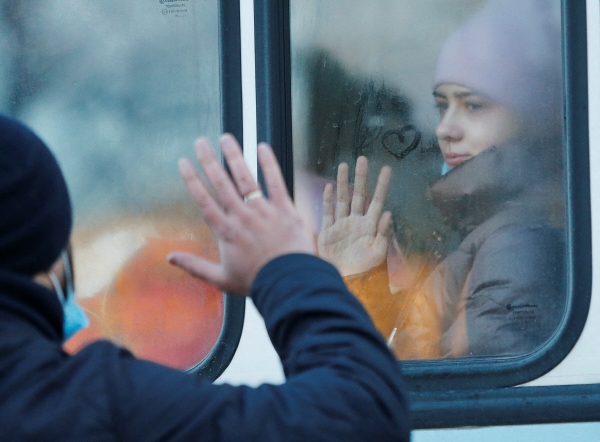 ▲우크라이나 동부 도네츠크에서 친러시아 반군이 주민 대피령을, 15~55세 남성을 대상으로는 피란 금지 명령을 내리면서 19일(현지시간) 피란길에 나선 딸과 아버지가 버스 차창을 사이에 두고 서로 손을 흔들며 이별하고 있다. 도네츠크/로이터연합뉴스
