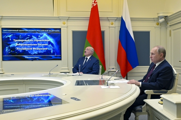 ▲블라디미르 푸틴(오른쪽) 러시아 대통령이 19일(현지시간) 자국을 방문한 벨라루스의 알렉산더 루카셴코 대통령과 함께 모스크바 상황실에서 화상으로 전략 핵무기 훈련을 참관하고 있다. 모스크바/AP연합뉴스 
