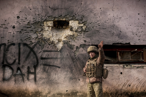 ▲우크라이나 루간스크에서 19일 정부군이 피해 상황을 살피고 있다. 루간스크/AP연합뉴스
