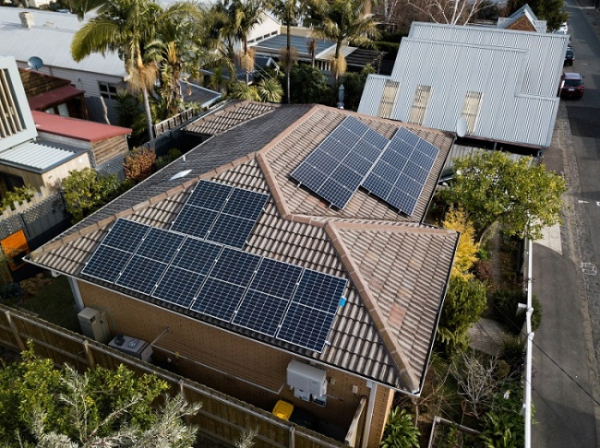 ▲호주 빅토리아주 멜버른 주택 지붕에 한화큐셀 모듈이 설치돼있다. (사진제공=한화큐셀)
