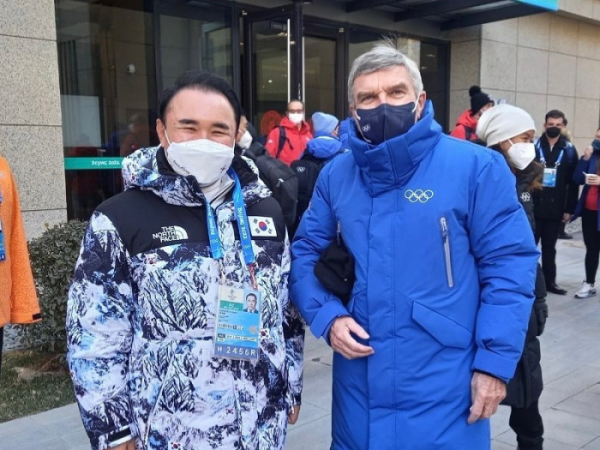 ▲윤홍근 선수단장(왼쪽)과 바흐 IOC 위원장과 환담 이후 기념 촬영을 하고 있다. (제너시스BBQ)