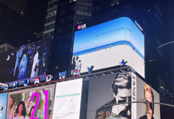▲미국 뉴욕 타임스스퀘어 전광판에 '2030 부산세계박람회' 유치를 위한 홍보영상이 송출되고 있다. (사진제공=LG전자)