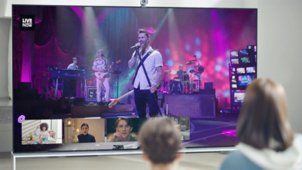 ▲LG 올레드 TV 시청자들이 TV에 탑재된 영상 스트리밍 플랫폼 라이브나우(LIVENOW)로 유명 가수의 콘서트를 즐기고 있다. (사진제공=LG전자)