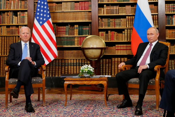 ▲조 바이든(왼쪽) 미국 대통령과 블라디미르 푸틴 러시아 대통령이 지난해 6월 16일 스위스 제네바에서 열린 미·러 정상회담에서 나란히 앉아 있다. 제네바/AFP연합뉴스
