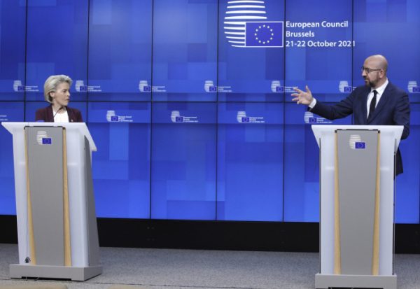 ▲샤를 미셸 유럽연합(EU) 의장(오른쪽)과 우르줄라 폰데어라이엔 EU 집행위원장이 지난해 10월 22일(현지시간) 벨기에 브뤼셀에서 열린 EU 정상회의 기자회견에서 발언하고 있다. 브뤼셀/AP뉴시스