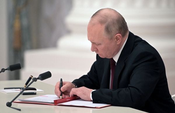 ▲블라디미르 푸틴 러시아 대통령이 21일(현지시간) 우크라이나 동부 지역 분리독립을 위한 승인서에 서명하고 있다. 모스크바/로이터연합뉴스
