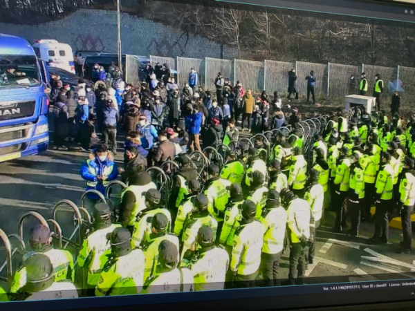 ▲택배노조원들이 CJ대한통운 곤지암 택배터미널에서 경찰들과 대치하고 있다. (사진제공=독자)